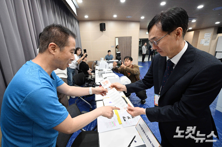 오민석 서울시선거관리위원장이 28일 오후 서울 관악구 신사동 사전투표소에서 제21대 대통령선거 사전투표 최종모의시험 현장에서 관계자에게 설명을 듣고 있다. 박종민 기자