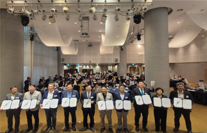 광주경총은 지난 23일 홀리데이인 광주호텔 컨벤션홀에서 근로자 투표시간 보장 캠페인 협약식을 가졌다. 광주경총 제공