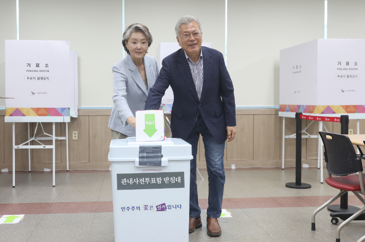 사전투표 참여한 文…"조기대선 치러지는 이유 기억해달라"