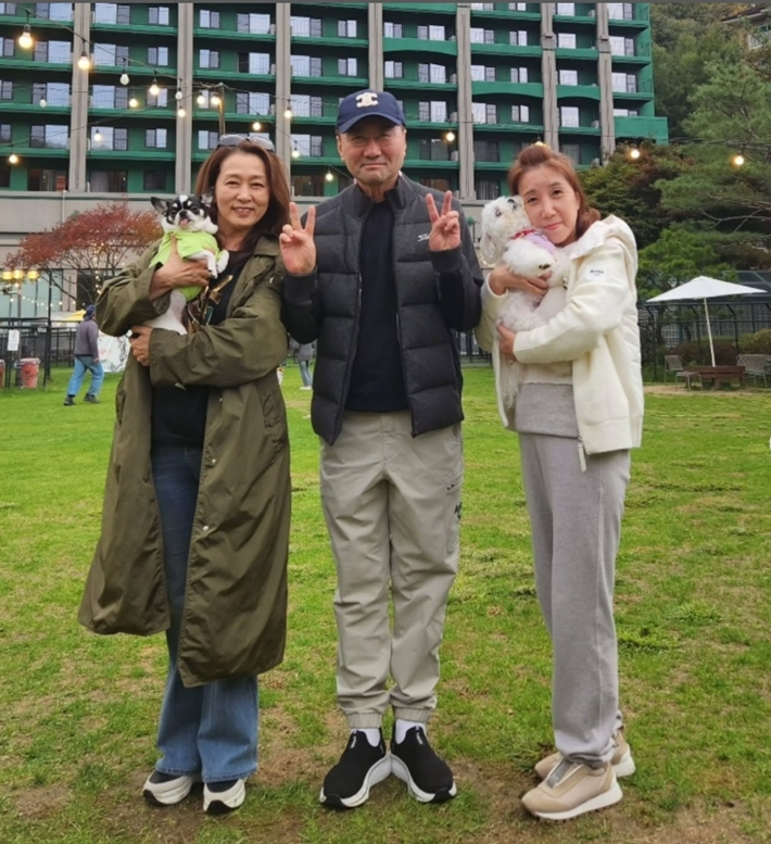 사진 맨 왼쪽이 문희경, 가운데가 고 최정우. 문희경 인스타그램