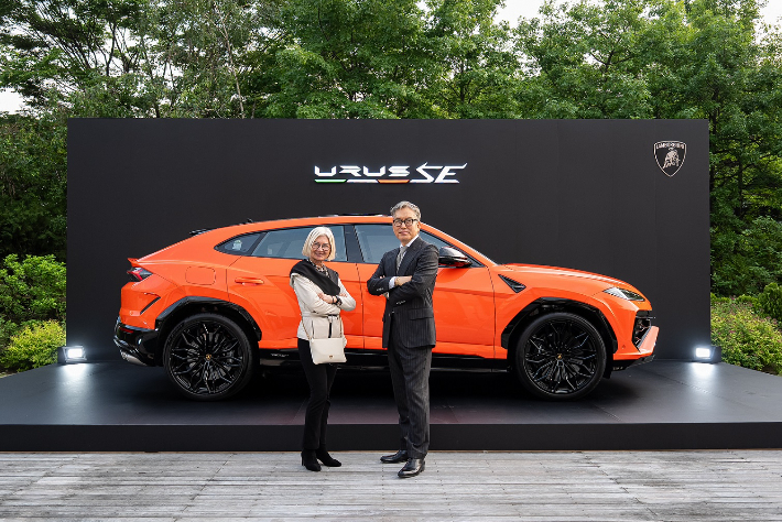 람보르기니 서울 김종복 대표(오른쪽)와 에밀리아 가토 주한 이탈리아 대사(왼쪽)가 팝업 쇼케이스 론칭 파티에서 기념촬영을 하고 있다. 람보르기니 서울 제공