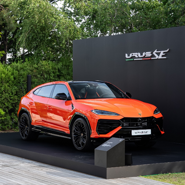 반얀트리 클럽 앤 스파 서울에서 전시 중인 람보르기니 최초의 플러그인 하이브리드 슈퍼 SUV '우루스 SE'. 람보르기니 서울 제공