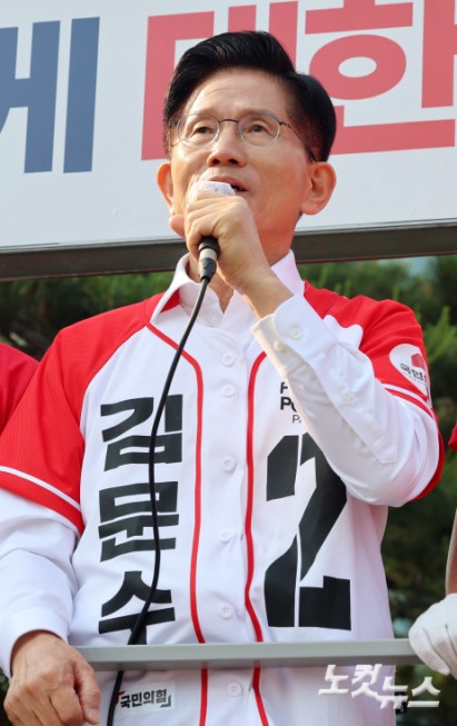 국민의힘 김문수 대선 후보가 29일 오전 인천시 연수구 송도컨벤시아 대로에서 출근길 시민들에게 지지를 호소하고 있다.