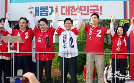 국민의힘 김문수 대선 후보가 29일 오전 인천시 연수구 송도컨벤시아 대로에서 출근길 시민들에게 지지를 호소하고 있다.