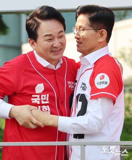 국민의힘 김문수 대선 후보가 29일 오전 인천시 연수구 송도컨벤시아 대로에서 출근길 시민들에게 지지를 호소를 마친 뒤 원희룡 전 국토교통부 장관과 포옹을 하고 있다.