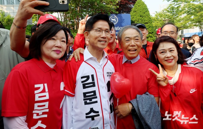 국민의힘 김문수 대선 후보가 29일 오전 인천시 연수구 송도컨벤시아 대로에서 지지자들과 기념촬영을 하고 있다.