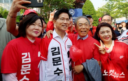 국민의힘 김문수 대선 후보가 29일 오전 인천시 연수구 송도컨벤시아 대로에서 지지자들과 기념촬영을 하고 있다.