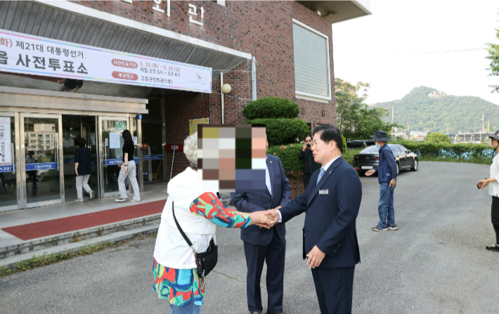 공영민 군수(맨우측)가 29일 사전투표소 앞에서 주민들과 만나고 있다. 고흥군 제공