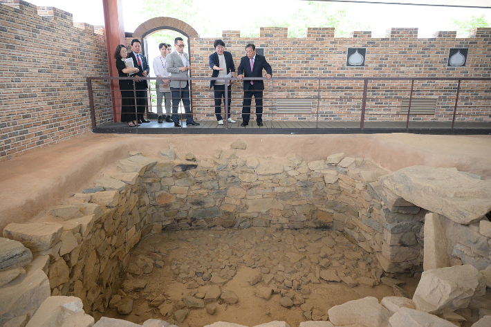 최민호 세종시장이 한솔동 고분군을 둘러보고 있다. 세종시 제공