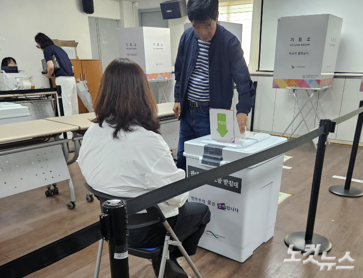 '역대 최고 투표율' 대선 사전투표소 '북적'…"이렇게 많을 줄은"