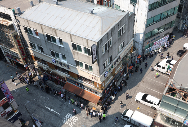제21대 대통령 선거 사전투표 첫날인 29일 사전투표소가 설치된 서울 중구 소공동주민센터 주위로 유권자들이 투표를 위해 길게 줄지어 서 있다. 연합뉴스