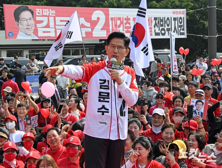 김문수 국민의힘 대통령 후보가 29일 인천 중구 자유공원에서 열린 유세에서 시민들에게 지지를 호소하고 있다.