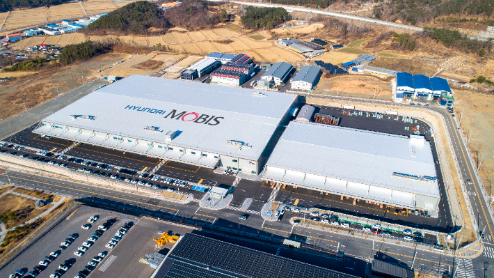 영남 물류센터 전경과 내부 모습. 현대모비스 제공