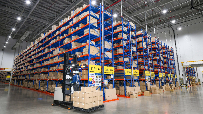 영남 물류센터 전경과 내부 모습. 현대모비스 제공