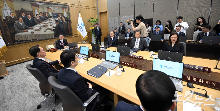 이창용 한국은행 총재가 5월 29일 서울 중구 한국은행에서 금융통화위원회를 주재하고 있다. 박종민 기자