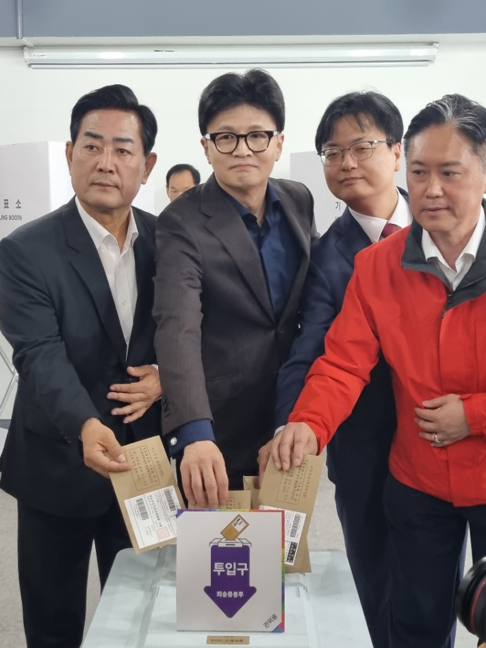 한둥훈 국민의힘 전 대표가 29일 오전 10시 광주 동구 창업지원센터에 마련된 투표소에서 광주전남 시도당위원장 등과 함께 사전 투표를 실시했다. 김형로 기자
