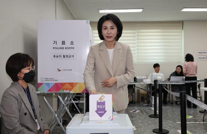 김혜경 여사, 부산서 깜짝 사전투표…민주당 '부산 민심' 총력전
