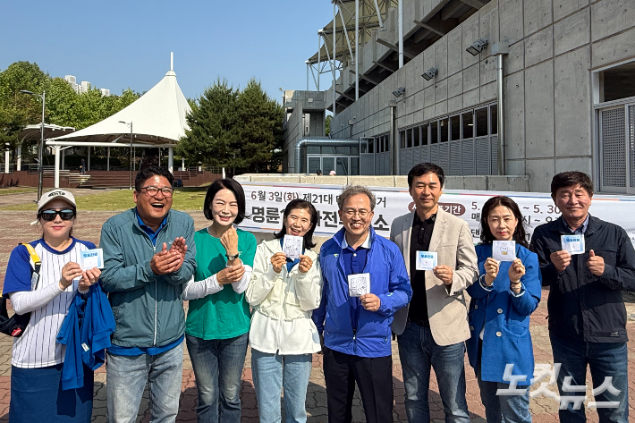 더불어민주당 송기헌(원주을) 국회의원은 29일 오전 9시쯤 강원 원주시 명륜1동 사전투표소인 댄싱공연장을 찾아 투표를 마친 뒤 기념 사진을 촬영했다. 구본호 기자