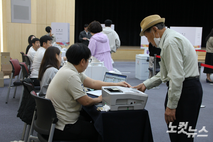 29일 오전 울산 남구 삼산동 남구청 6층 삼산동사전투표소에서 유권자가 신분증을 내고 있다. 반웅규 기자