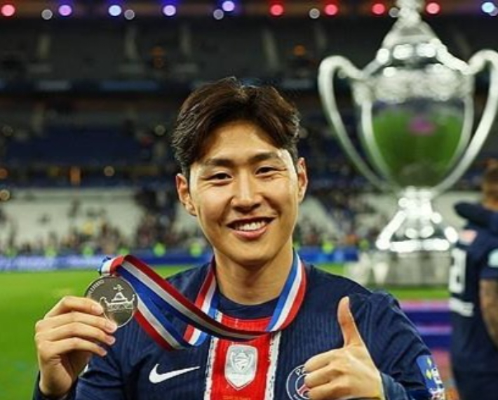 프랑스컵 우승 메달을 목에 걸고 엄지손가락을 들어 올린 이강인. 연합뉴스