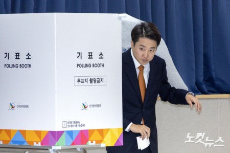 이준석 개혁신당 대선 후보가 29일 오전 경기 화성시 동탄9동 행정복지센터에 마련된 사전투표소에서 투표를 하고 있다.