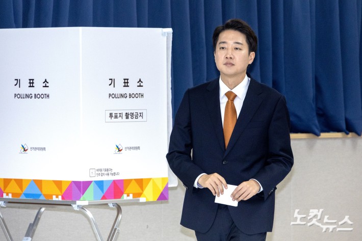 이준석 개혁신당 대선 후보가 29일 오전 경기 화성시 동탄9동 행정복지센터에 마련된 사전투표소에서 투표를 하고 있다.