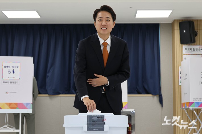 이준석 개혁신당 대선후보가 제21대 대통령선거 사전투표일인 29일 경기도 화성시 동탄9동 행정복지센터에서 사전투표를 하고 있다.