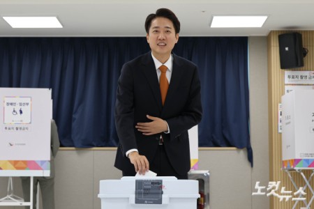 이준석 개혁신당 대선후보가 제21대 대통령선거 사전투표일인 29일 경기도 화성시 동탄9동 행정복지센터에서 사전투표를 하고 있다.
