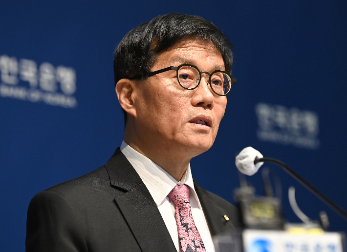이창용 한국은행 총재가 29일 서울 중구 한국은행에서 열린 금융통화위원회 금리 결정에 대한 기자간담회에서 발언하고 있다. 연합뉴스