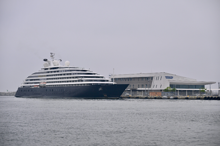 속초항에 입항하고 있는 시닉 이클립스Ⅱ호. 속초시 제공