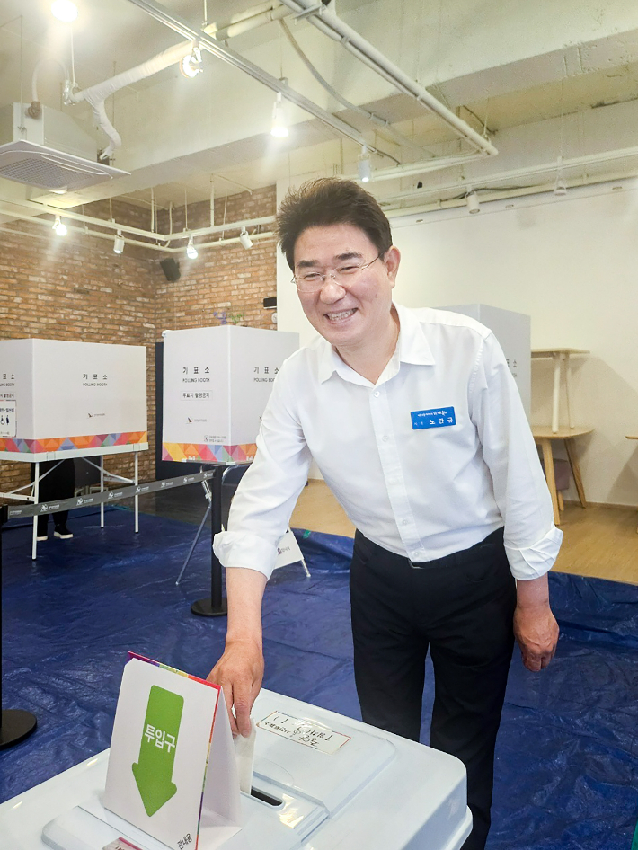 노관규 시장이 29일 사전투표를 하고 있다. 연합뉴스