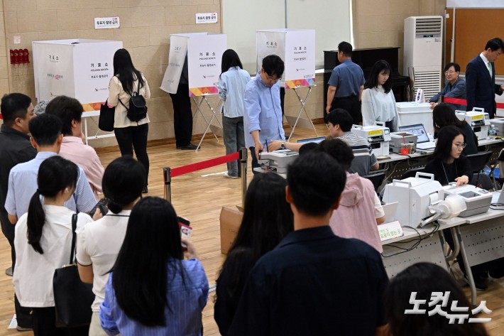 제21대 대통령선거 사전투표가 시작된 29일 오전 서울 마포구 용강동주민센터에 마련된 투표소에서 유권자들이 투표를 하고 있다.