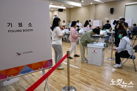 제21대 대통령선거 사전투표가 시작된 29일 오전 서울 마포구 용강동주민센터에 마련된 투표소에서 유권자들이 투표를 하고 있다.