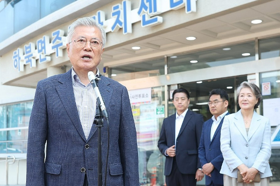 "조기 대선 왜 치러지게 됐는지"…문재인 전 대통령도 '사전투표'