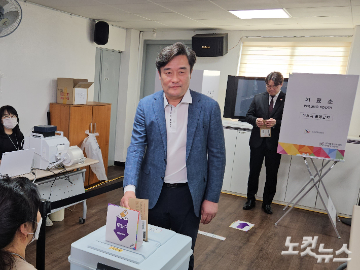 제21대 대선 사전투표 첫날인 29일 오전 10시 부산 대연4동 사전투표소에서 정동만 국민의힘 부산선거대책위원회 총괄선거대책본부장이 사전투표에 참여하고 있다. 김혜민 기자