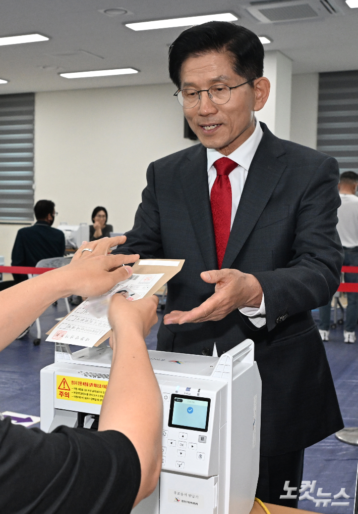 김문수 국민의힘 대선 후보가 29일 인천 계양1동 행정복지센터에 마련된 사전투표소를 투표하고있다. 황진환 기자