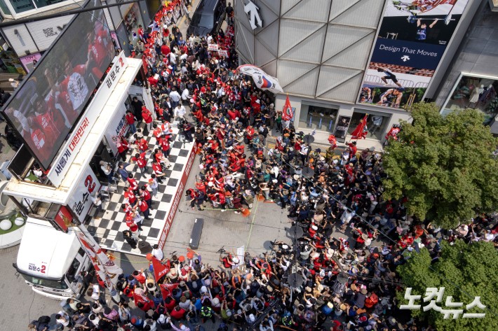 국민의힘 김문수 대선후보가 29일 오전 인천광역시 부평구 부평문화의거리에서 열린  "대역전의 서막, 인천" 부평구·서구·계양구 집중 유세에서 지지를 호소하고 있다.