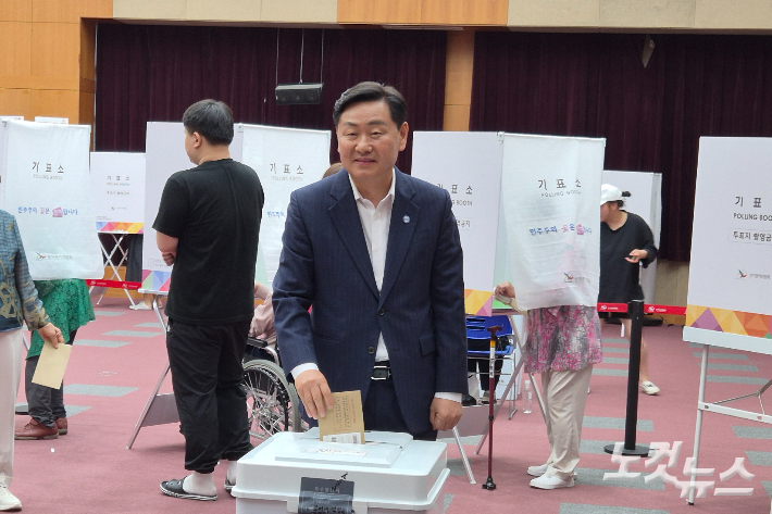 제21대 대통령선거 사전투표 첫날인 29일 오전 11시쯤 전북도청 4층 대회의실에 마련된 투표소에서 김관영 전북자치도지사가 한 표를 행사했다. 송승민 기자