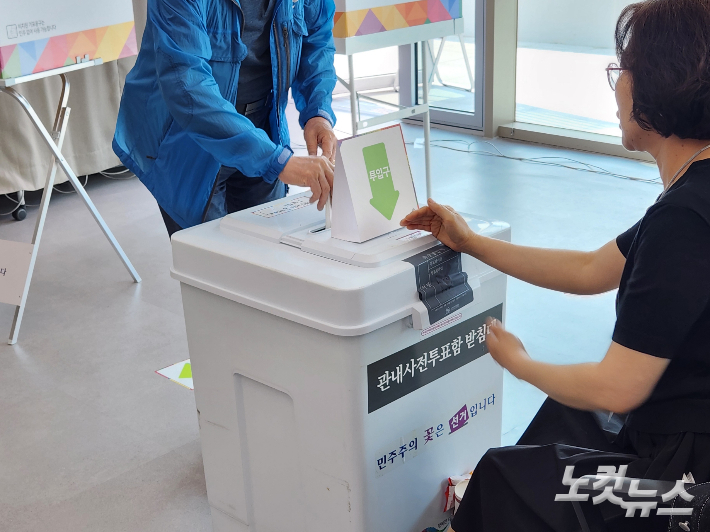 제21대 대선 사전투표 첫날인 29일 오전 부산 연산3동 사전투표소 모습. 정혜린 기자