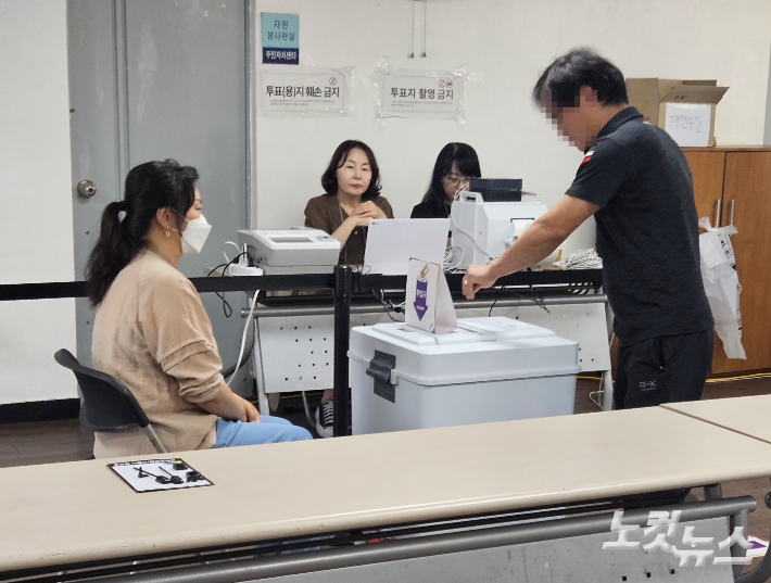 제21대 대선 사전투표 첫날인 29일 오전 부산 대연4동 사전투표소 모습. 김혜민 기자