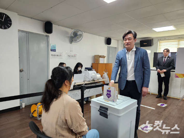 제21대 대선 사전투표 첫날인 29일 오전 10시 부산 대연4동 사전투표소에서 정동만 국민의힘 부산선거대책위원회 총괄선거대책본부장이 사전투표에 참여하고 있다. 김혜민 기자