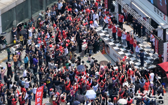 김문수 국민의힘 대선 후보가 29일 오후 인천 미추홀구 인하대역 광장에서 열린 유세에서 지지를 호소하고 있다.