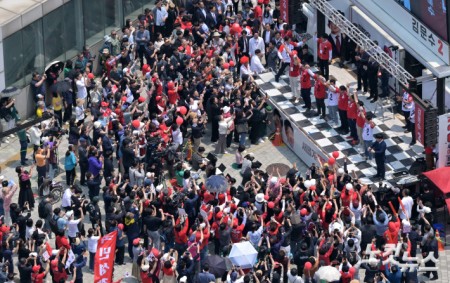 김문수 국민의힘 대선 후보가 29일 오후 인천 미추홀구 인하대역 광장에서 열린 유세에서 지지를 호소하고 있다.