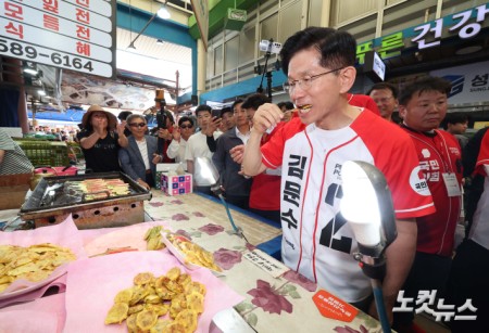 김문수 국민의힘 대선 후보가 29일 인천 남동구 모래내전통시장을 방문해 전을 시식하고 있다. 2025.5.29