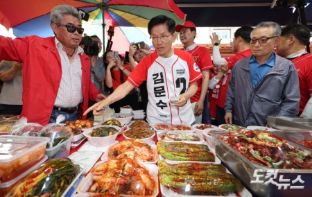 김문수 국민의힘 대선 후보가 29일 인천 남동구 모래내전통시장을 방문해 반찬을 구입하고 있다. 2025.5.29