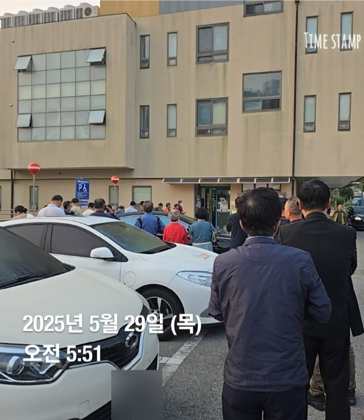 사전투표 시작 전인 새벽 5시 50분쯤 덕연동 행정복지센터 앞에 유권자들이 줄을 서 있다. 독자 제공