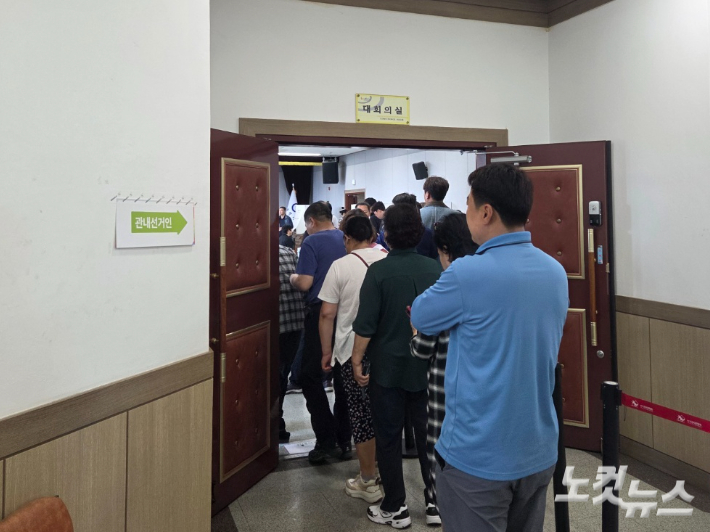 시민들이 29일 오전 광양읍사무소 3층에 마련된 사전투표소에서 투표를 하기 위해 줄을 서고 있다. 유대용 기자