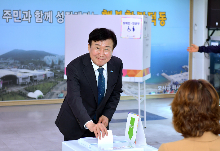 정기명 여수시장이 29일 여수 만덕동주민센터에서 사전투표를 하고 있다. 여수시 제공
