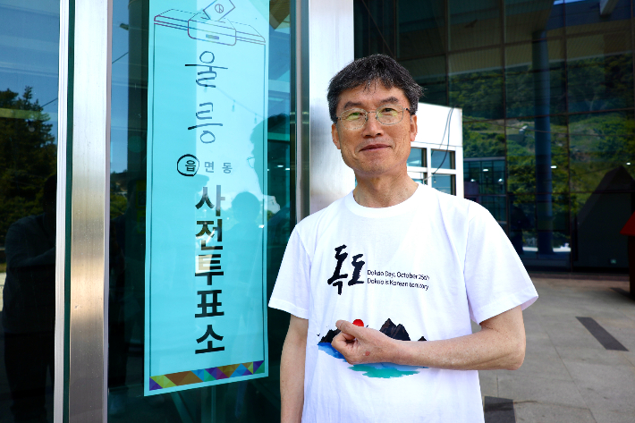 천창수 울산시교육감은 29일 오후 1시쯤 경북 울릉군 울릉한마음회관에 마련된 사전투표소에서 투표했다. 울산광역시교육청 제공