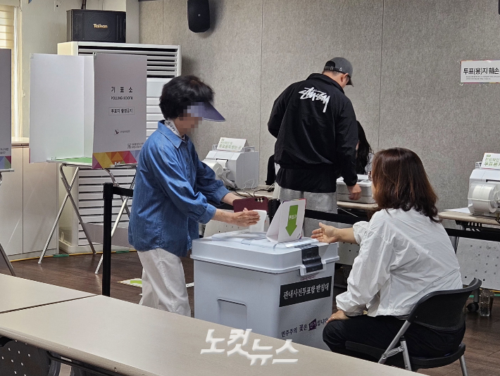 "투표자 수 집계 잘못됐다" 부산 사전투표소 곳곳서 소동